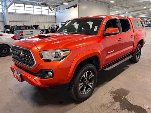Used 2018 Toyota Tacoma TRD Sport w/ Technology Package image 7