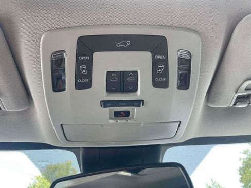Certified 2025 Toyota Sienna XLE FWD image 33