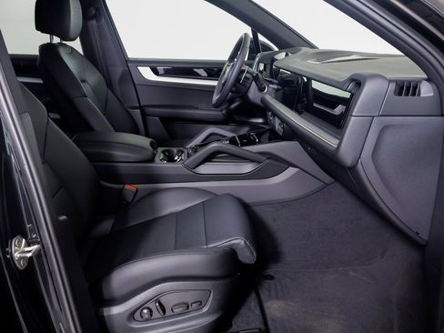 Used 2025 Porsche Cayenne image 6