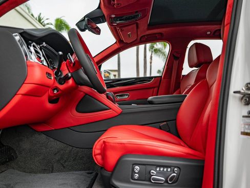 Used 2025 Bentley Bentayga image 12