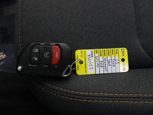 Used 2025 Jeep Wrangler Unlimited Sahara AWD/4WD image 7