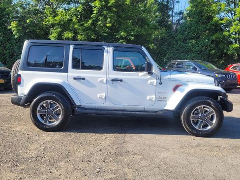 Used 2018 Jeep Wrangler Unlimited Sahara AWD/4WD image 9