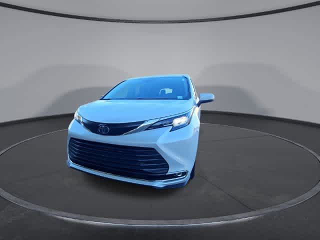 Used 2022 Toyota Sienna XLE FWD image 3