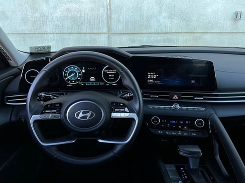 Used 2025 Hyundai Elantra Limited image 14