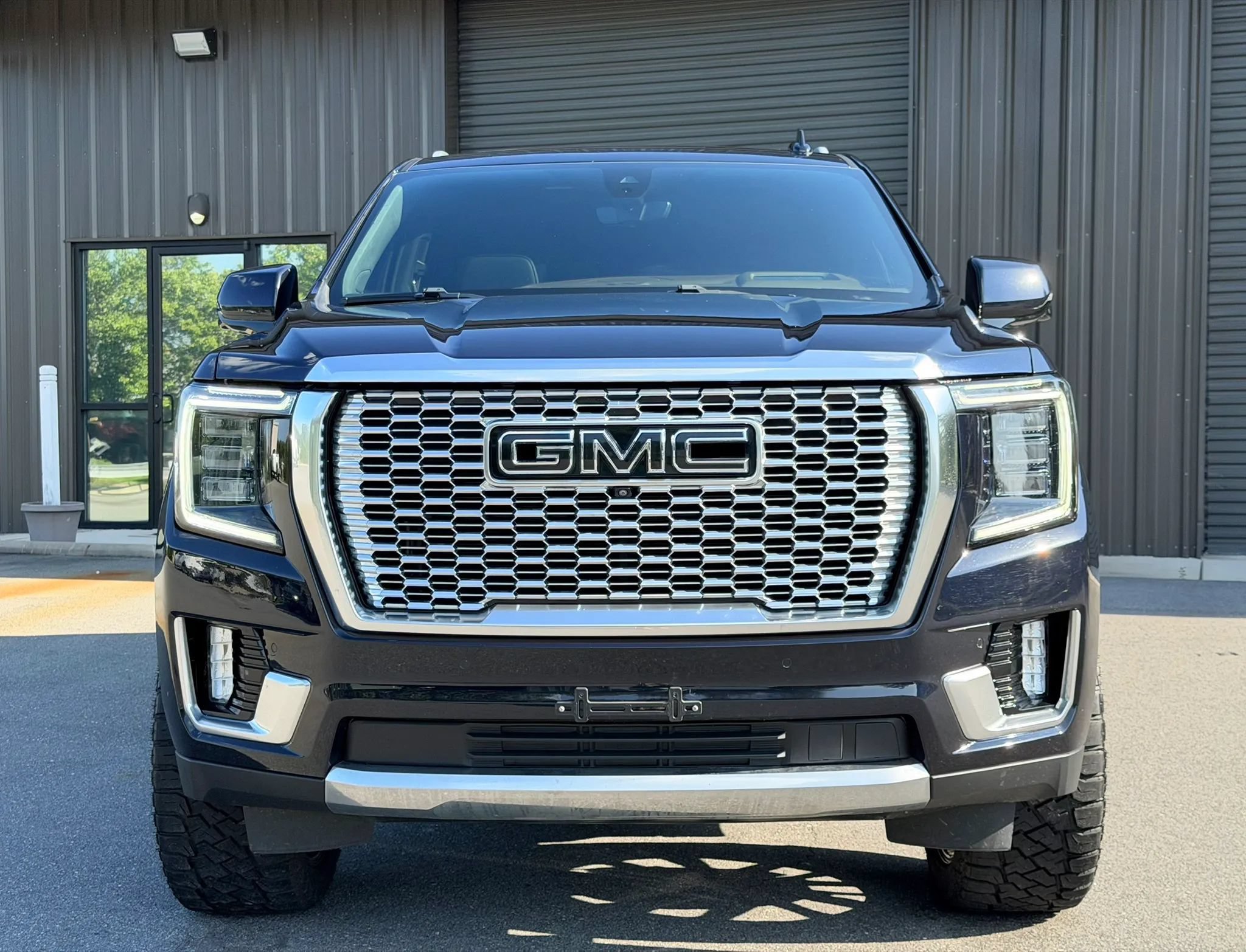 Used 2021 GMC Yukon Denali w/ Denali Premium Package AWD/4WD image 8