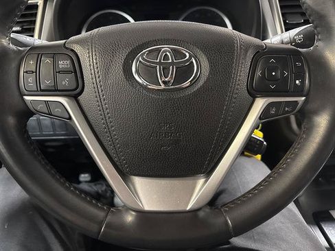 Used 2019 Toyota Highlander Plus AWD/4WD image 16