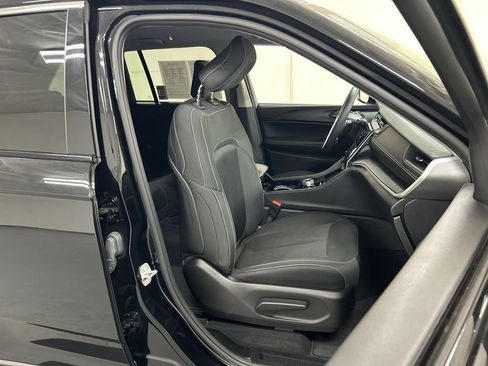 Used 2023 Jeep Grand Cherokee Laredo AWD/4WD image 22