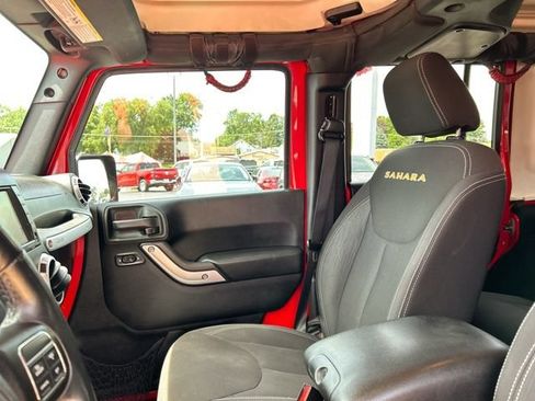 Used 2015 Jeep Wrangler Unlimited Sahara w/ Connectivity Group AWD/4WD image 28