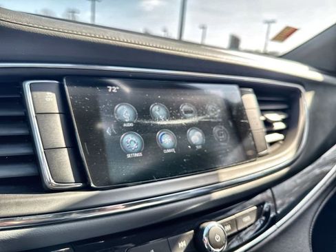 Used 2018 Buick Enclave Essence image 24