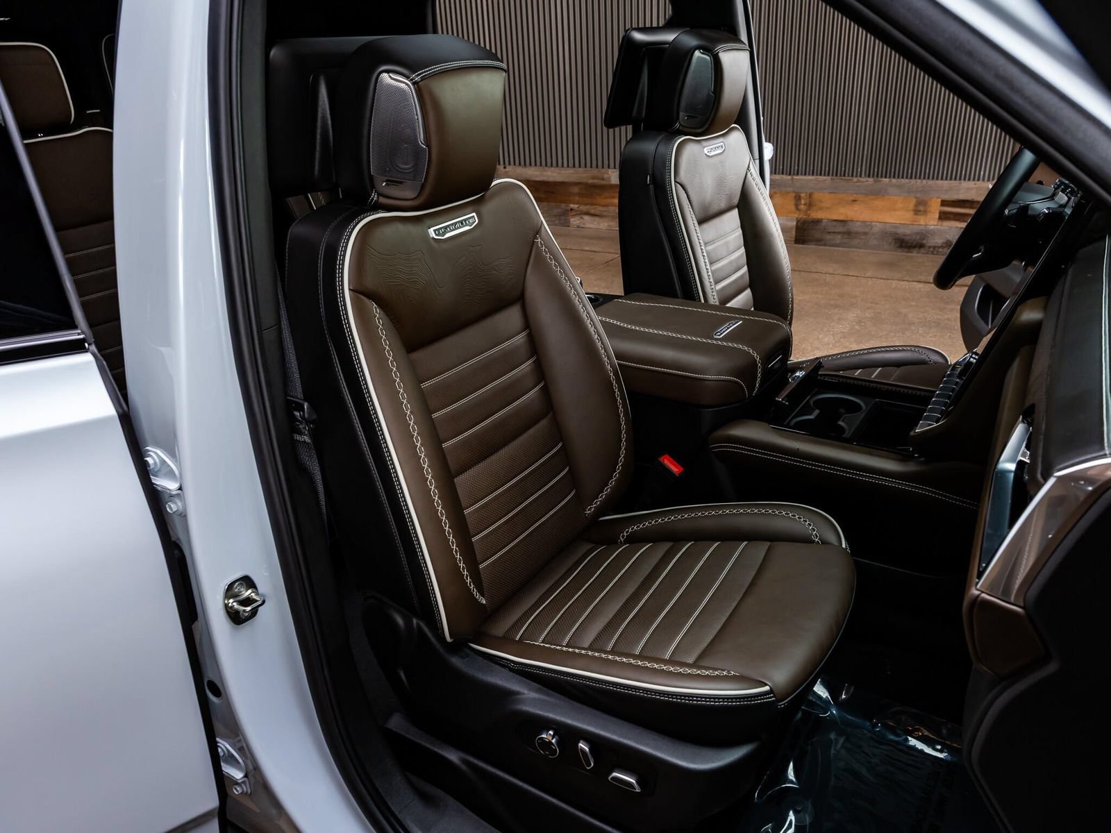 Used 2026 GMC Yukon Denali Ultimate w/ LPO, Floor Liner Package AWD/4WD image 32