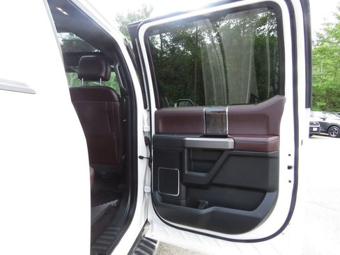Used 2015 Ford F150 Platinum w/ Equipment Group 701A Luxury AWD/4WD image 15