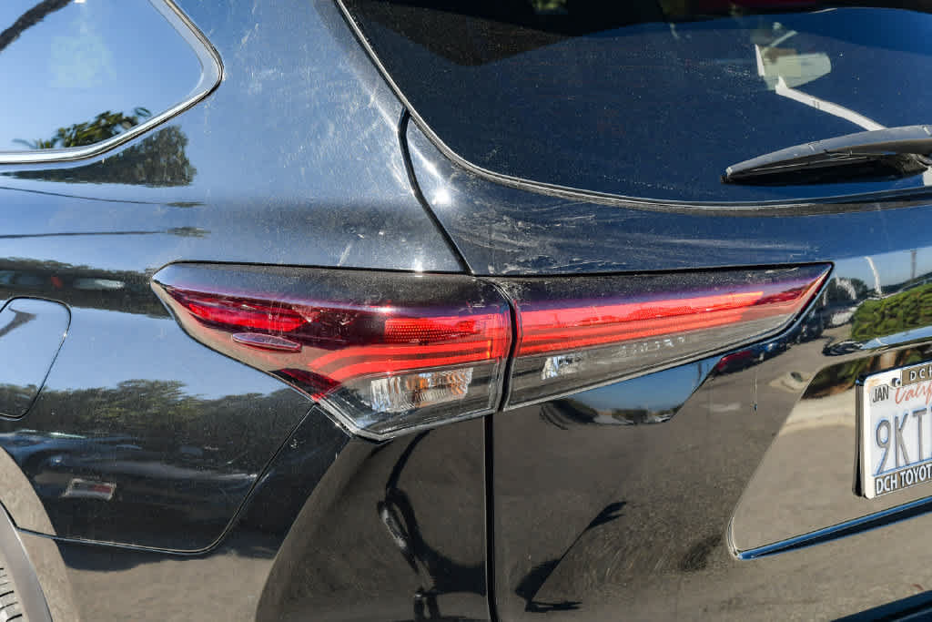 Used 2024 Toyota Highlander XLE FWD image 6