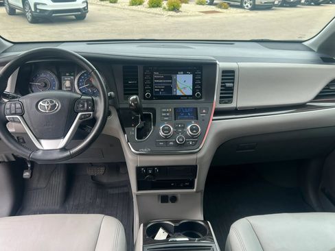 Used 2019 Toyota Sienna XLE Premium w/ Carpet Mat Package FWD image 11