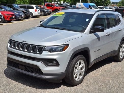 Used 2024 Jeep Compass Latitude AWD/4WD image 4