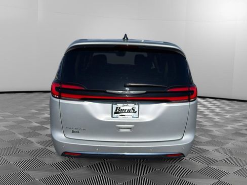 Used 2024 Chrysler Pacifica Touring-L image 6