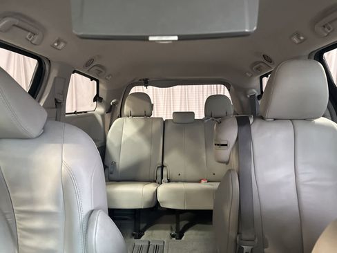 Used 2014 Toyota Sienna XLE image 19