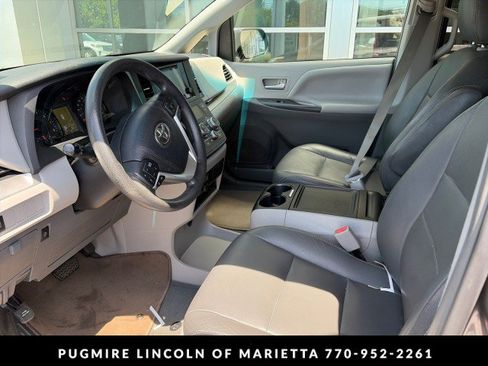 Used 2017 Toyota Sienna LE FWD image 3