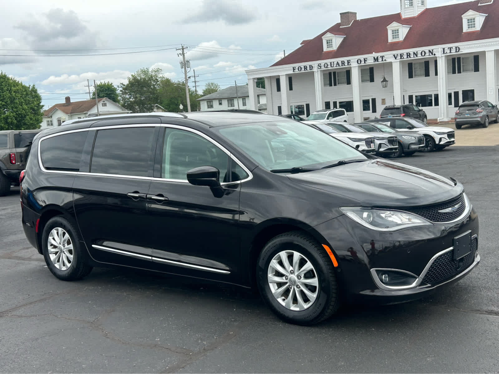 Used 2018 Chrysler Pacifica Touring-L w/ Advanced Safetytec Group FWD image 4
