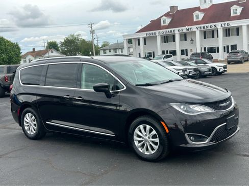 Used 2018 Chrysler Pacifica Touring-L w/ Advanced Safetytec Group FWD image 4