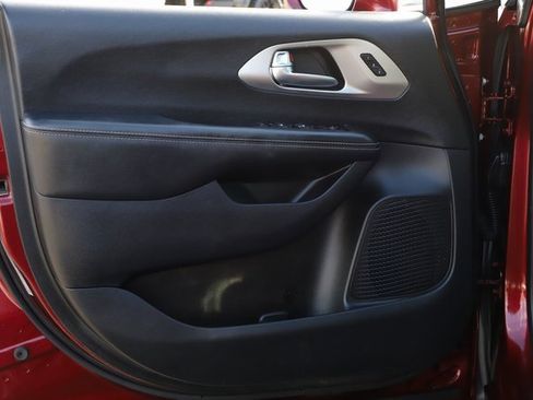 Used 2020 Chrysler Pacifica Touring-L w/ Advanced Safetytec Group image 17