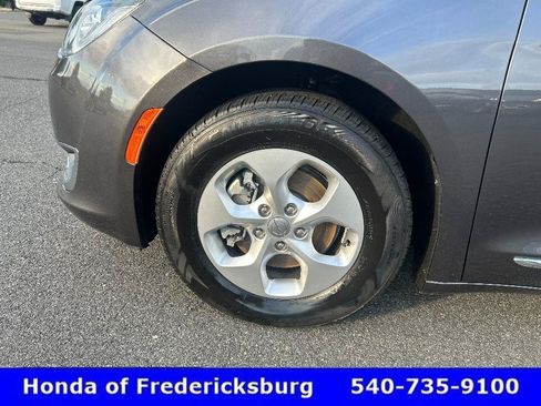 Used 2017 Chrysler Pacifica Touring-L Plus FWD image 34