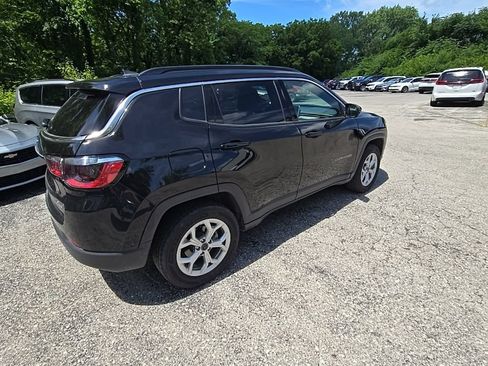 Used 2025 Jeep Compass Latitude AWD/4WD image 8