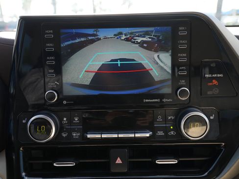Used 2022 Toyota Highlander XLE FWD image 29