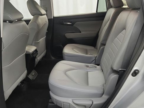 Used 2023 Toyota Highlander XLE AWD/4WD image 27