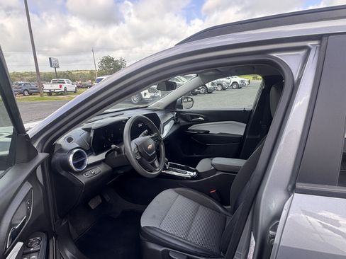 Used 2025 Chevrolet Trax LT FWD image 9