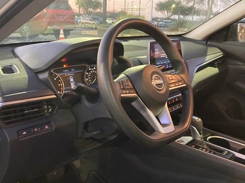 Used 2024 Nissan Altima 2.5 SV image 8