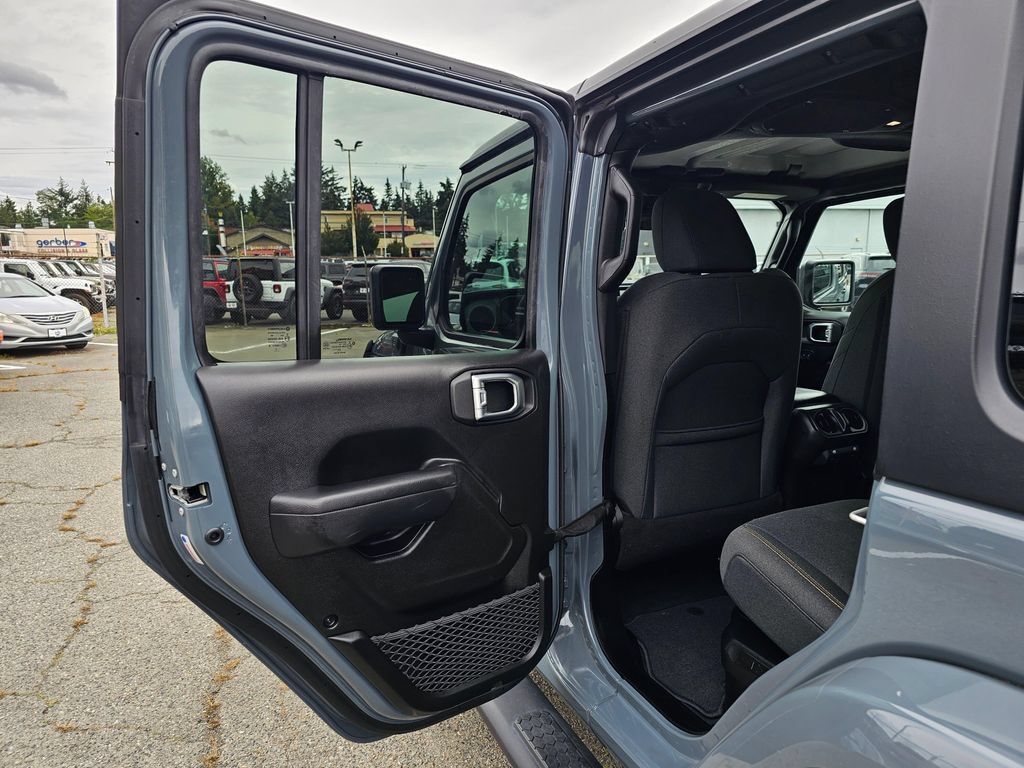 Used 2024 Jeep Wrangler Unlimited AWD/4WD image 15