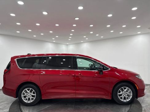 Used 2024 Chrysler Pacifica Touring-L image 40