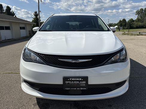 Used 2023 Chrysler Voyager LX FWD image 9