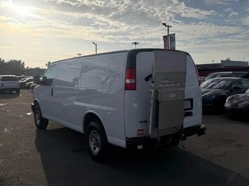 Used 2021 Chevrolet Express 3500 w/ Driver Convenience Package RWD image 4