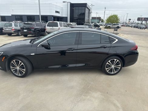 Used 2018 Buick Regal Essence w/ Driver Confidence Package #1 image 8