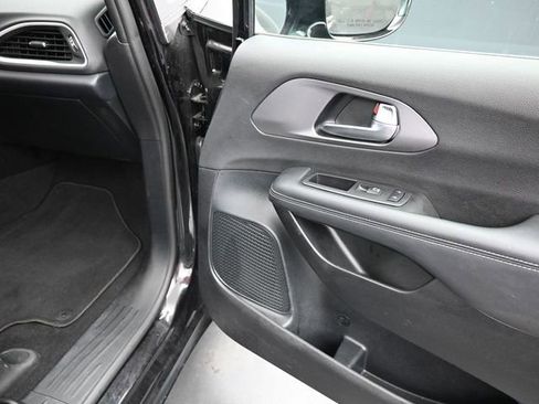 Used 2025 Chrysler Pacifica Select FWD image 24