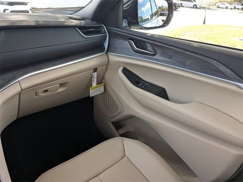 New 2025 Jeep Grand Cherokee Limited image 17