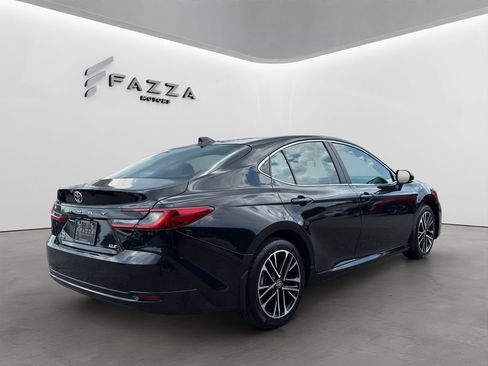 Used 2025 Toyota Camry XLE AWD/4WD image 11