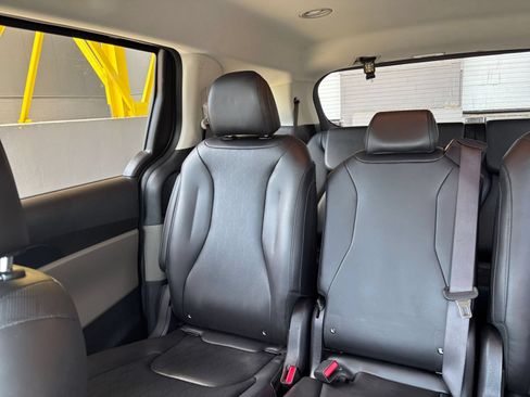 Used 2026 Kia Carnival FWD image 37