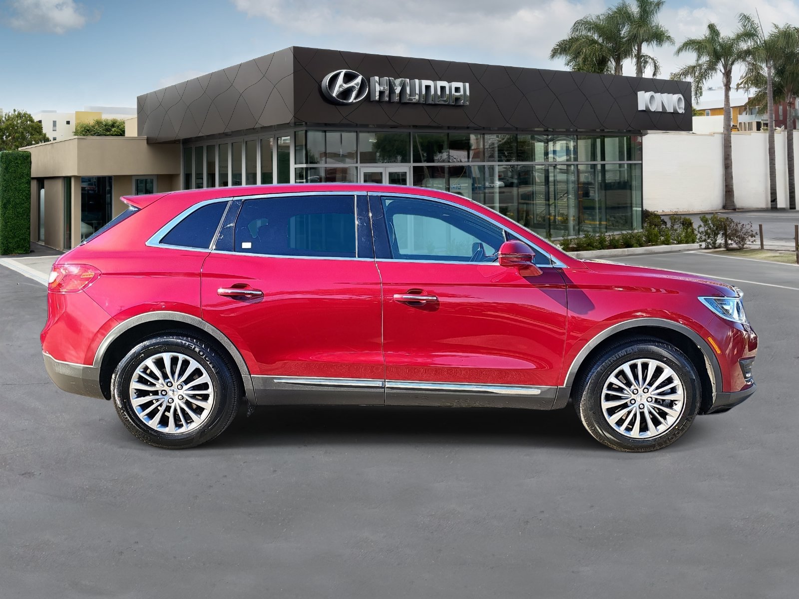 Used 2016 Lincoln MKX Select w/ Select Plus Package FWD image 2