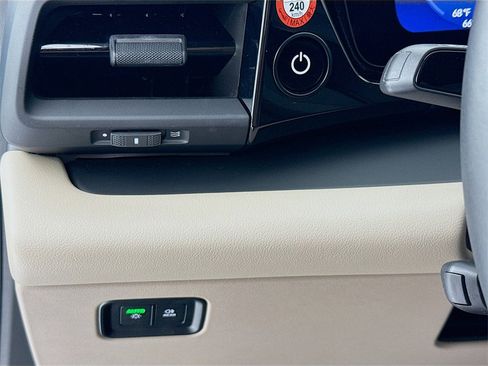 Used 2025 Porsche Macan 4 Electric image 14