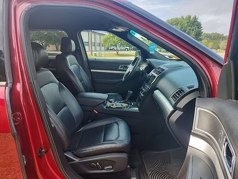 Used 2017 Ford Explorer XLT w/ Equipment Group 202A AWD/4WD image 35