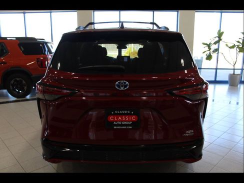 Used 2021 Toyota Sienna XSE w/ XSE Plus Package FWD image 6