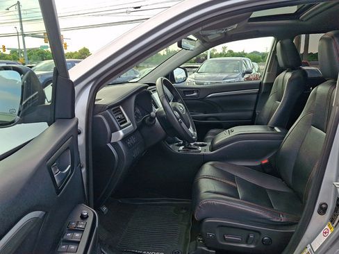 Used 2019 Toyota Highlander SE AWD/4WD image 16