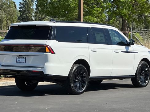 New 2026 Lincoln Navigator L Reserve AWD/4WD image 2