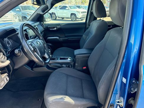 Used 2017 Toyota Tacoma TRD Off-Road w/ Tow Package (A/T) image 11