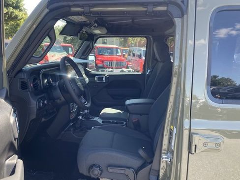 New 2025 Jeep Wrangler Rubicon w/ Technology Group image 15