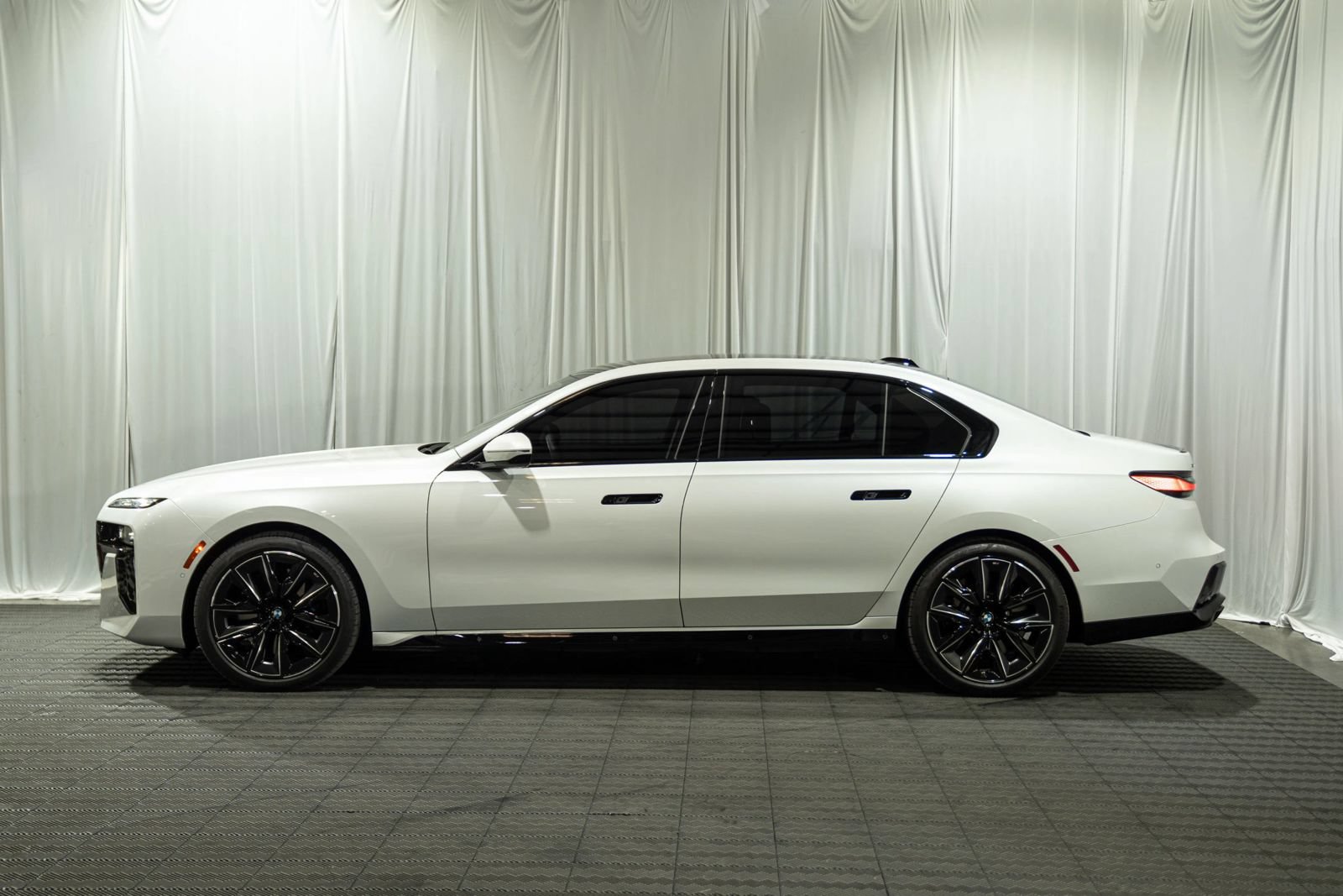 Used 2023 BMW 760i xDrive AWD/4WD image 7