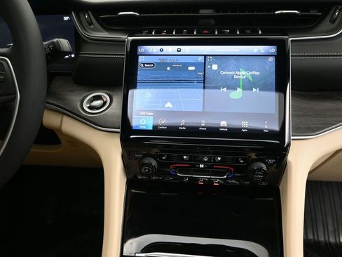 Used 2024 Jeep Grand Cherokee Limited w/ Luxury Tech Group II image 30