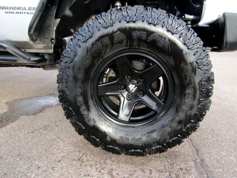 Used 2017 Jeep Wrangler Unlimited Rubicon w/ Connectivity Group image 10